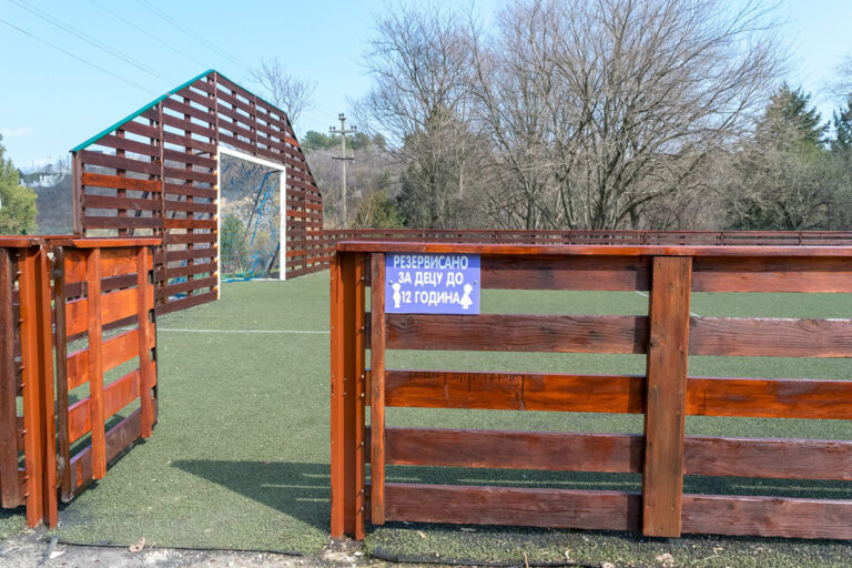 Поправљен терен за мали фудбал у Дворској башти