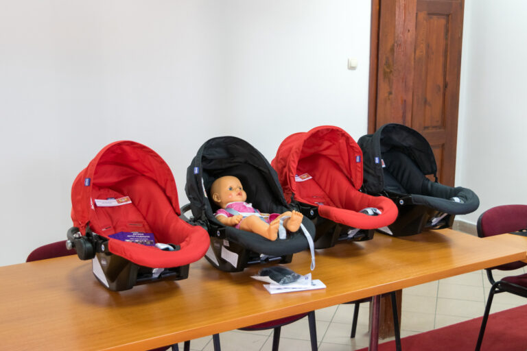 У Сремским Карловцима подељена прва ауто-седишта за бебе
