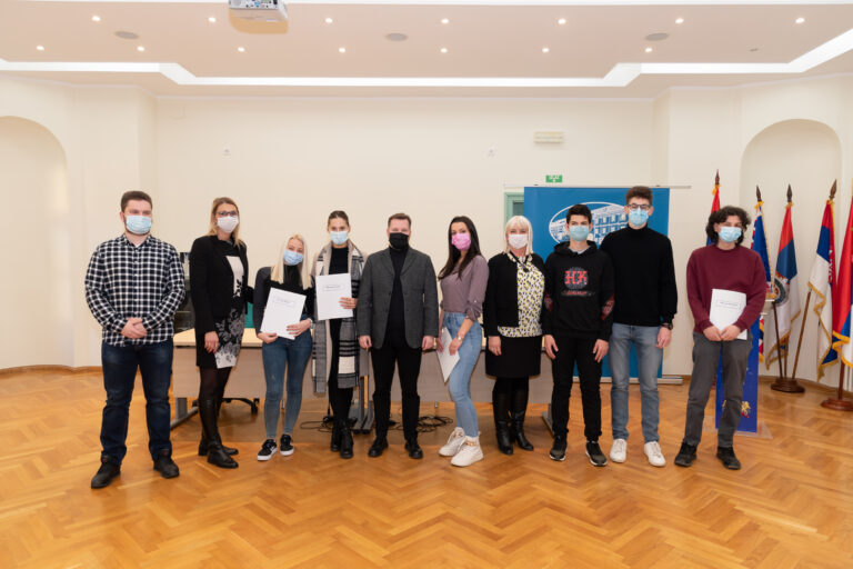 Најбољи студенти у Сремским  Карловцима добили уговоре о стипендијама
